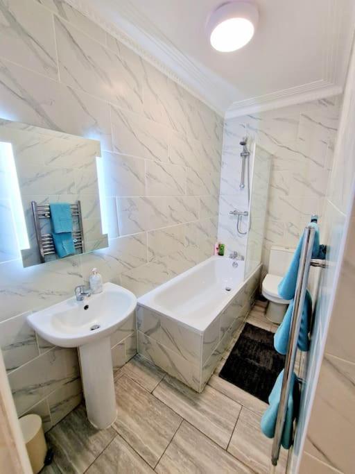 Charming Home With Private Balcony, On 1St Floor, With 2 Bathrooms, 3 Min Walk To Earl'S Court Station Londres Exterior foto