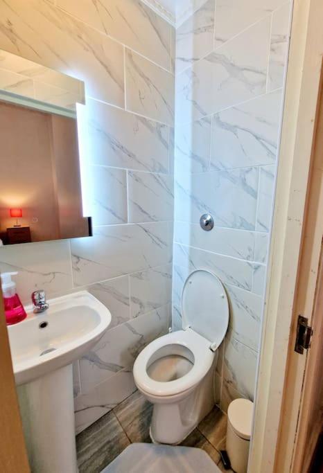 Charming Home With Private Balcony, On 1St Floor, With 2 Bathrooms, 3 Min Walk To Earl'S Court Station Londres Exterior foto