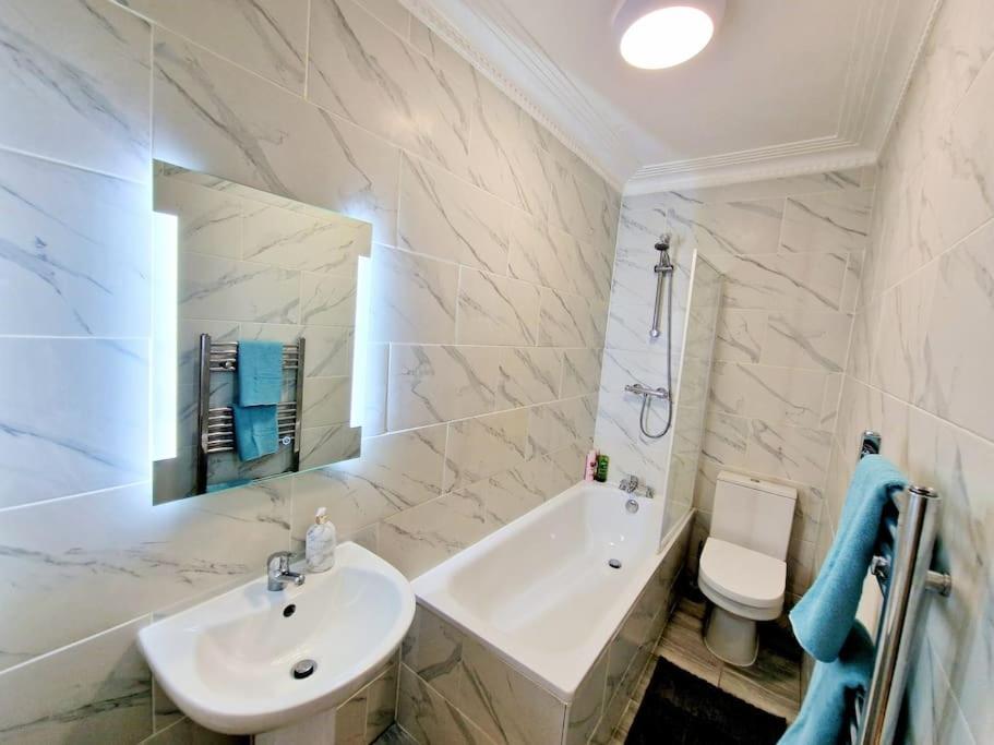 Charming Home With Private Balcony, On 1St Floor, With 2 Bathrooms, 3 Min Walk To Earl'S Court Station Londres Exterior foto
