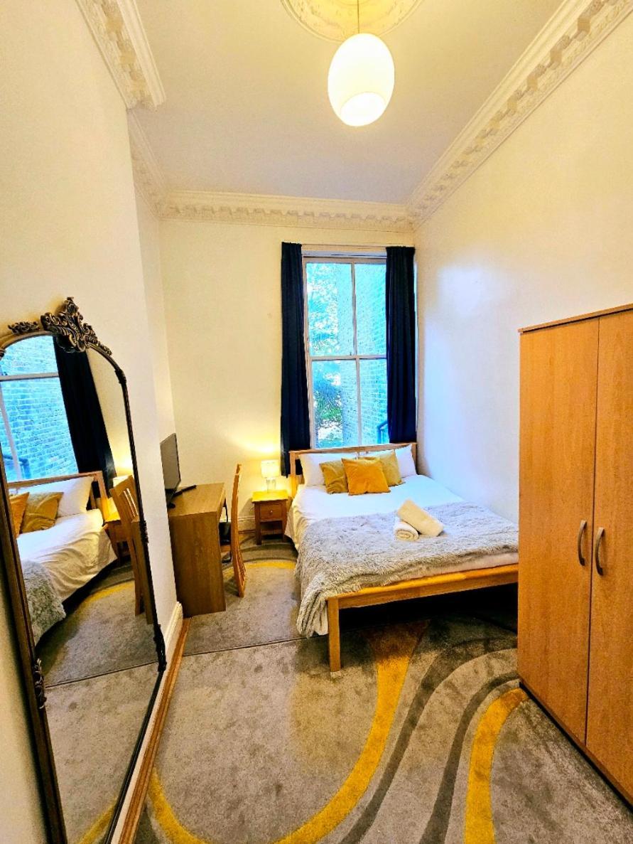 Charming Home With Private Balcony, On 1St Floor, With 2 Bathrooms, 3 Min Walk To Earl'S Court Station Londres Exterior foto