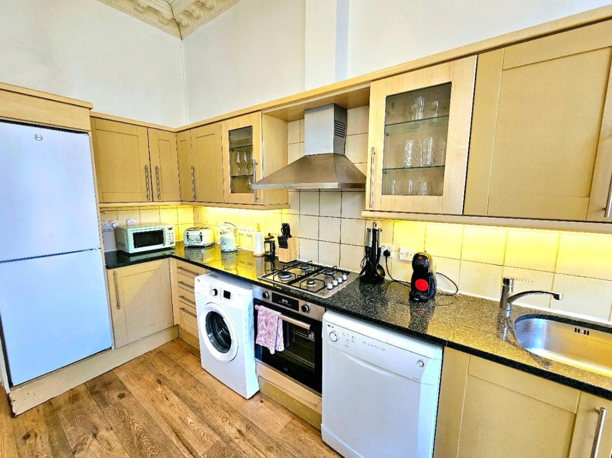 Charming Home With Private Balcony, On 1St Floor, With 2 Bathrooms, 3 Min Walk To Earl'S Court Station Londres Exterior foto