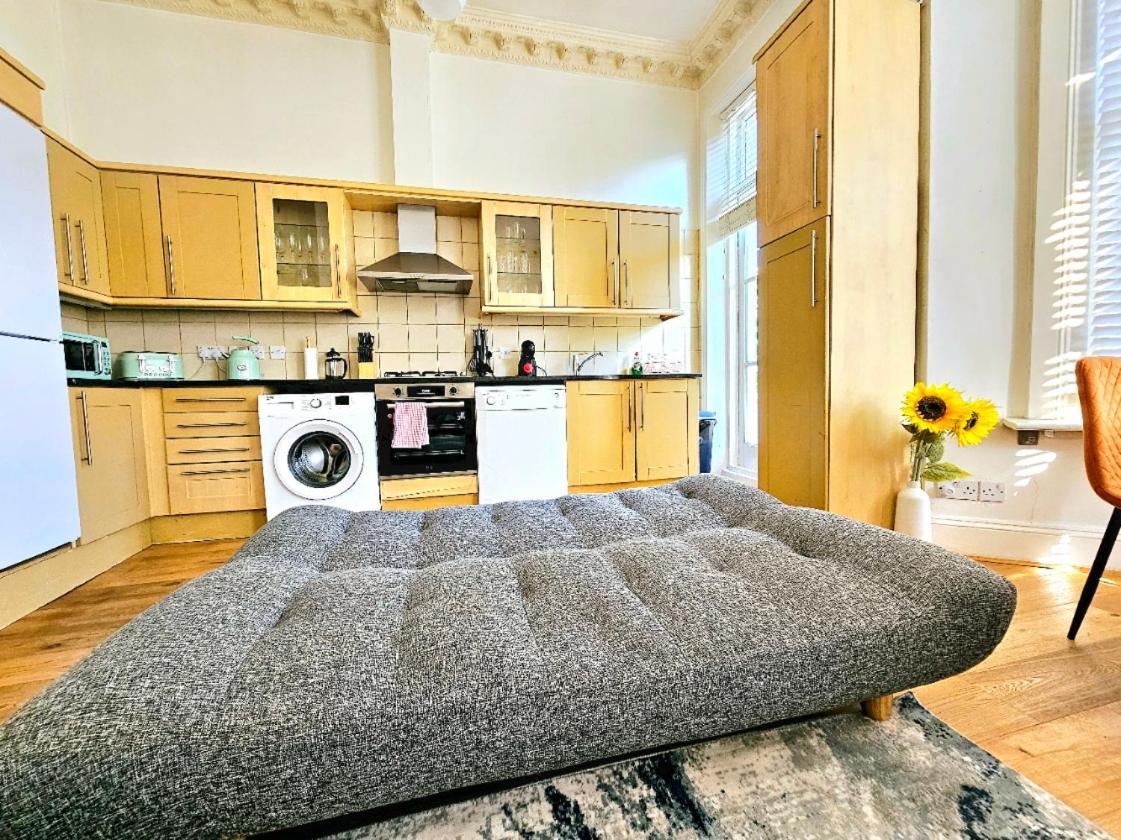 Charming Home With Private Balcony, On 1St Floor, With 2 Bathrooms, 3 Min Walk To Earl'S Court Station Londres Exterior foto
