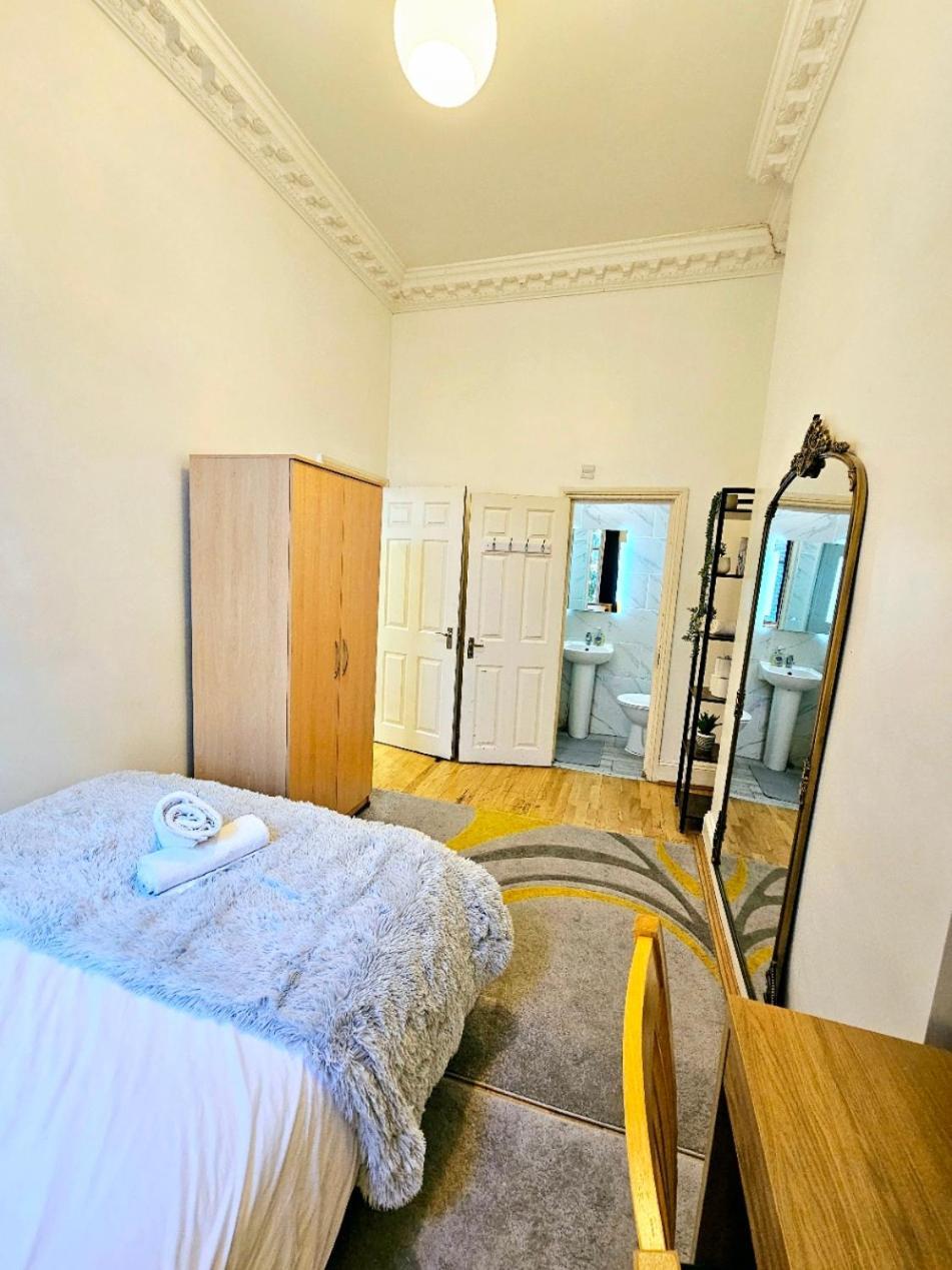 Charming Home With Private Balcony, On 1St Floor, With 2 Bathrooms, 3 Min Walk To Earl'S Court Station Londres Exterior foto